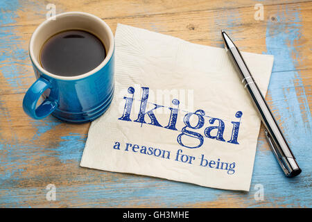 Ikigai - concetto giapponese - una ragione per essere o un motivo per svegliarsi - scrittura su un tovagliolo con una tazza di caffè espresso Foto Stock