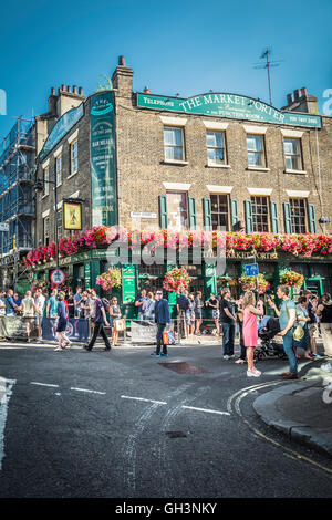 Persone al di fuori della casa pubblica Market Porter in una calda giornata estiva a Borough Market, Southwark, Londra, Regno Unito Foto Stock
