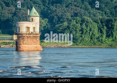 Acqua storica torre di aspirazione numero 1 costruito nel 1894 sotto la vecchia catena di rocce ponte sul fiume Mississippi vicino a St Louis Foto Stock