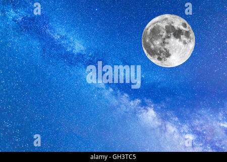 Una vista delle stelle della Via Lattea con la luna piena durante l'estate. Foto Stock