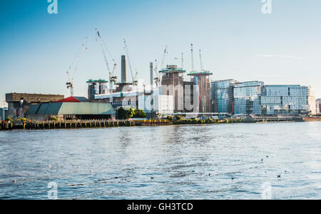 London, England, Regno Unito: Battersea Power Station sul fiume Tamigi in fase di riconversione Foto Stock