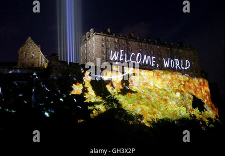 Una serie di animate digitalmente le proiezioni avviene attraverso la facciata occidentale del castello di Edimburgo durante la vita standard di apertura dell'evento: tempo di profondo, a Castle Terrace, Edimburgo, Scozia, che segna l inizio ufficiale del 2016 Edinburgh International Festival. Foto Stock