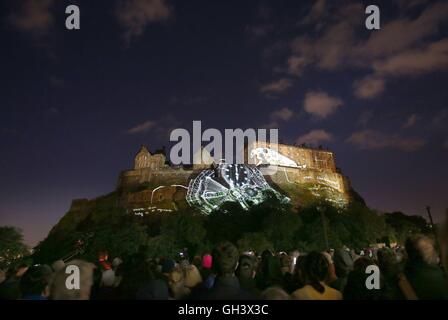 Una serie di animate digitalmente le proiezioni avviene attraverso la facciata occidentale del castello di Edimburgo durante la vita standard di apertura dell'evento: tempo di profondo, a Castle Terrace, Edimburgo, Scozia, che segna l inizio ufficiale del 2016 Edinburgh International Festival. Foto Stock