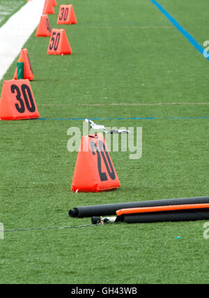 Orange marcatori di campo sul campo di calcio Foto Stock