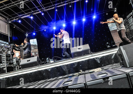 Sean Conlon, Scott Richardson e Ritchie Neville del pop band 5ive eseguire di Custom House Square, come parte di Belfast Pride 2016 Foto Stock