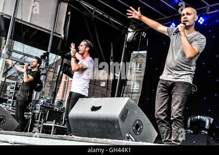 Sean Conlon, Scott Richardson e Ritchie Neville del pop band 5ive eseguire di Custom House Square, come parte di Belfast Pride 2016 Foto Stock