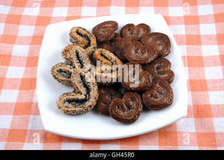 Biscotto dolce biscotti a forma di cuore su una piastra bianca Foto Stock