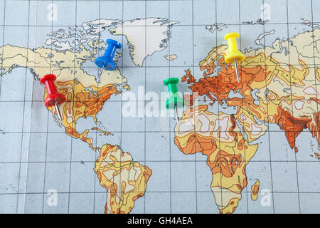 Spingere i perni che mostra la posizione di un punto di destinazione su una mappa di temperatura Foto Stock