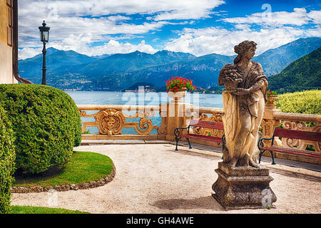 Vista del lago da una Villa terrazza, con una statua di una donna in primo piano, Villa del Balbianello, Lenno-Como, Lombardia, Italia Foto Stock