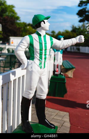 Vicino la vista di profilo di un fantino di scultura, Monmouth Park Racetrack, Oceanport, New Jersey Foto Stock