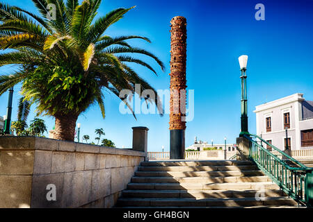 Vista di una moderna arte di un Totem Pole in rappresentanza di Puerto Rican patrimonio nativo, V Centenario Square, San Juan, Puerto Rico Foto Stock