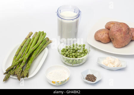 Ingredienti per preparare l'insalata di patate Foto Stock