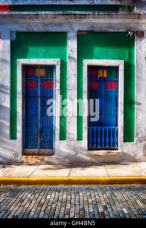 Porte colorate di stile coloniale spagnolo, case, Old San Juan, Puerto Rico Foto Stock