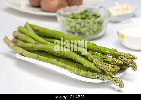 Ingredienti per preparare l'insalata di patate Foto Stock