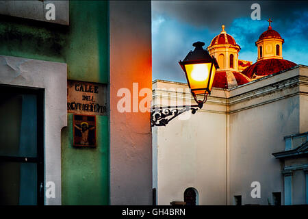 Angolo basso in prospettiva di un angolo di strada con una cattedrale in background, Cattedrale di San Juan, Puerto Rico Foto Stock