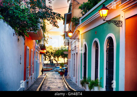 Angolo di Alta Vista di una strada di ciottoli con un tramonto illuminano e riflessioni, Old San Juan, Puerto Rico Foto Stock