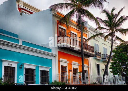 Basso angolo di vista spagnolo colorate case coloniali, la vecchia San Juan, Puerto Rico Foto Stock