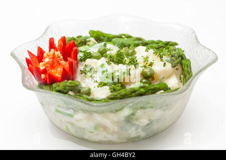 Insalata di patate preparazione : Insalata di patate su una ciotola di vetro Foto Stock