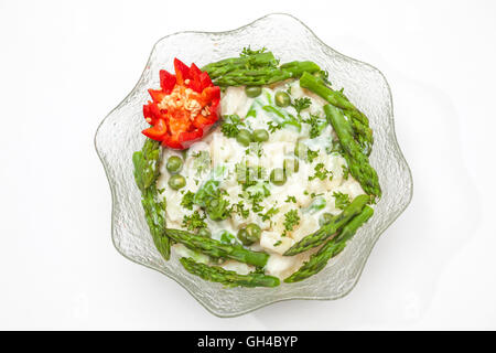 Insalata di patate preparazione : Insalata di patate su una ciotola di vetro Foto Stock