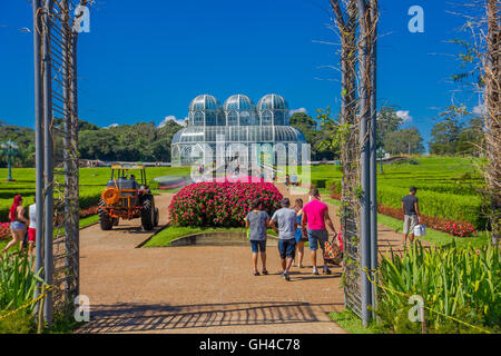 CURITIBA, Brasile - 12 Maggio 2016: ingresso al giardino botanico di Curitiba e il palazzo di vetro come sfondo Foto Stock