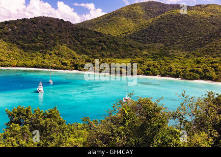 Angolo di Alta Vista di una spiaggia tropicale con acque Turqouise, Maho Bay, Virgin Island National Park, San Giovanni, USVI Foto Stock