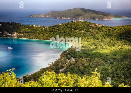 Alta Vista angolo di una tranquilla baia caraibica e Isola, Magens Bay St Thomas, Isole Vergini Americane Foto Stock