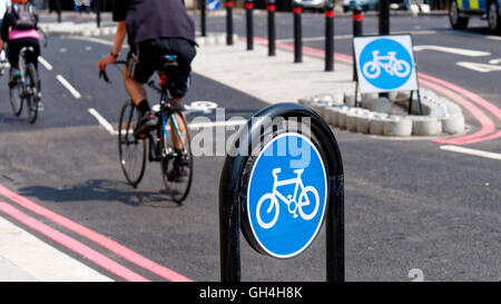 I ciclisti utilizzando il nuovo ciclo TFL Superstrada nel centro di Londra Foto Stock