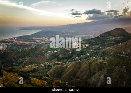 Splendidi paesaggi intorno a Taormina in Sicilia, dalla radice del vulcano Etna Foto Stock