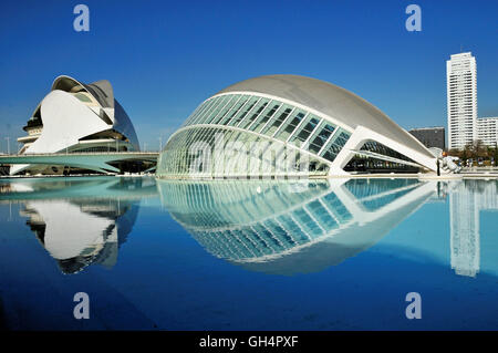 Geografia / viaggi, Spagna, Palau de Le Arts Reina Sofia, opera (dietro), E L'hemisferic, il cinema Imax e il planetarium (centrale), in Ciudad de las mode y las Ciencias, Città delle Arti e delle scienze, costruire dall'architetto spagnolo Santiago Calatrava, Valencia, Comunidad Valenciana, Additional-Rights-Clearance-Info-Not-Available Foto Stock