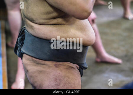 Lottatori di Sumo avente sessione di formazione in Tokyo, Giappone Foto Stock