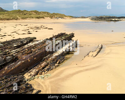 Distrutto vecchia nave di legno il legname e chiodi arrugginiti sepolto nelle sabbie della spiaggia Balnahard, Isola di Colonsay, Scotland, Regno Unito. Foto Stock