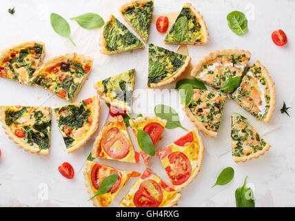 Quattro torta estiva con verdure su sfondo bianco. Cibo vista superiore Foto Stock