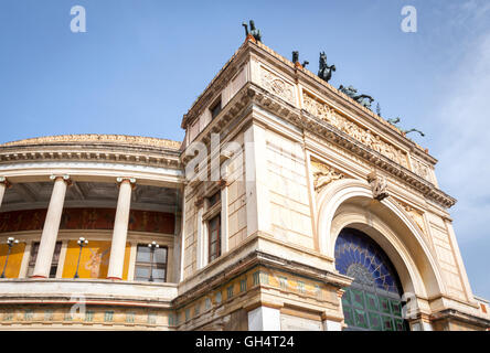 Politama famoso teatro con i suoi colori e le sue forme. Palermo, Sicilia. Italia Foto Stock