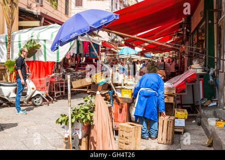 Mercato del Capo in frenetica attività. Palermo, Sicilia. Italia Foto Stock