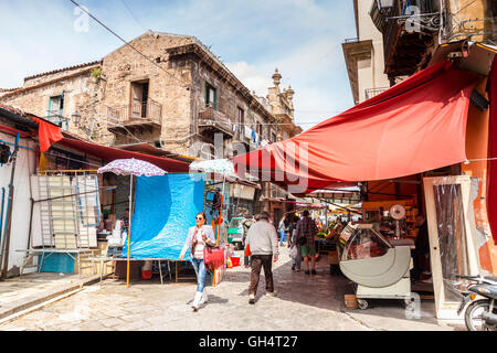 Mercato del Capo in frenetica attività. Palermo, Sicilia. Italia Foto Stock