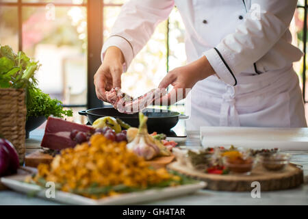 Tenere le mani pezzo di carne. Foto Stock