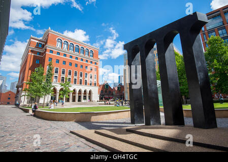 Estiva soleggiata giornata al posto Danielle in Birmingham City, West Midlands England Regno Unito Foto Stock