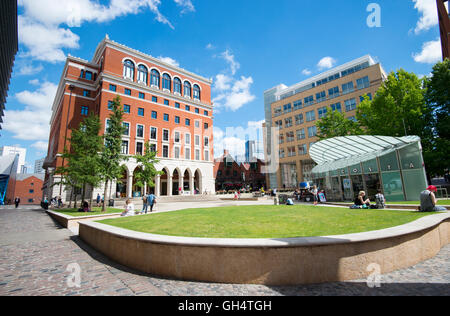 Estiva soleggiata giornata al posto Danielle in Birmingham City, West Midlands England Regno Unito Foto Stock