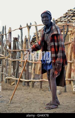 Geografia / viaggi, Namibia, chief Hikuminue Kapika, del capo degli Himba della Namibia, di fronte alla sua capanna vicino al villaggio Omuramba, Kaokoveld, Africa, Additional-Rights-Clearance-Info-Not-Available Foto Stock