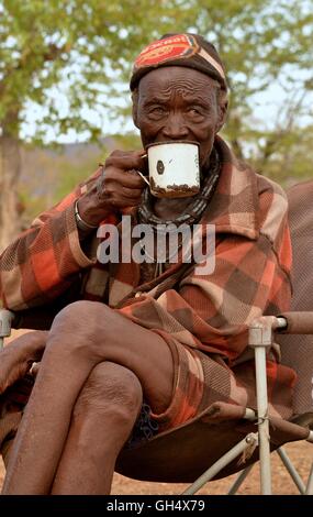 Geografia / viaggi, Namibia, chief Hikuminue Kapika, del capo degli Himba della Namibia, nel suo Kraal vicino al villaggio Omuramba, Kaokoveld, Africa, Additional-Rights-Clearance-Info-Not-Available Foto Stock