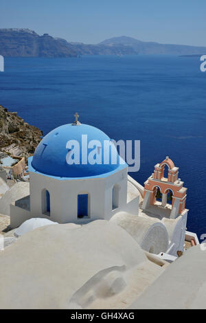 Geografia / viaggi, Grecia, vista dal bordo del cratere attraverso il tetto di Oia nella caldera, Oia - Santorini, Cicladi, isole greche, Additional-Rights-Clearance-Info-Not-Available Foto Stock