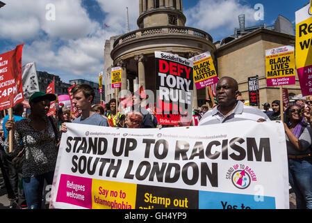 Non più austerità - No al razzismo - Tories deve andare, dimostrazione organizzata dal gruppo di popoli, sabato 16 luglio 2016, Londra, Foto Stock