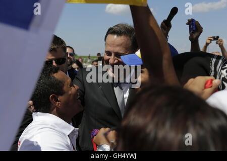 Cracovia in Polonia. 31 Luglio, 2016. Juan Carlos Varela (al centro), il Presidente di Panama, gode la scelta di Panama a ospitare la prossima Giornata Mondiale della Gioventù. Più di 1,6 milioni di pellegrini provenienti da tutto il mondo sono venuti alla Messa Conclusiva della Giornata Mondiale della Gioventù 2016 presso il Campus Misericordiae .e celebrare questa Messa con il Papa Francesco. Alla fine della Messa, Panama è stato annunciato come ospite per la prossima Giornata Mondiale della Gioventù nel 2019. © Michael Debets/Pacific Press/Alamy Live News Foto Stock