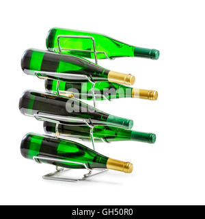 Portabottiglie di vino con bottiglie verdi isolati su sfondo bianco percorso di clipping incluso Foto Stock