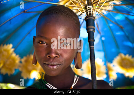 Giovane ragazza di Suri tribe con ombrello. Foto Stock