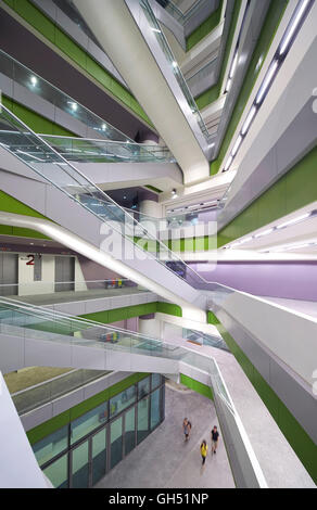 Attraversamento delle scale in full-height atrium. Università di Singapore di tecnologia e design, Singapore, Singapore. Architetto: UNStudio, 2015. Foto Stock