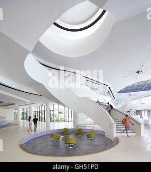 Scultorea scalinata a spirale nel foyer. Università di Singapore di tecnologia e design, Singapore, Singapore. Architetto: UNStudio, Foto Stock