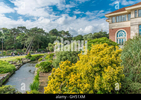 Vista del parco e il Pavillion a Bournemouth Foto Stock