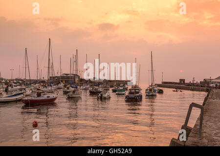 Un tramonto estivo nel porto di Aberaeron, Ceredigion, Wales, Regno Unito Foto Stock