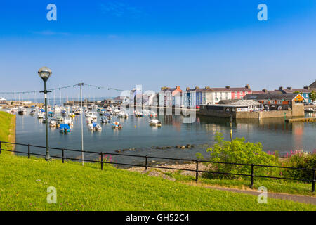 Colorate terrazze delle case la linea al porto di Aberaeron, Ceredigion, Wales, Regno Unito Foto Stock